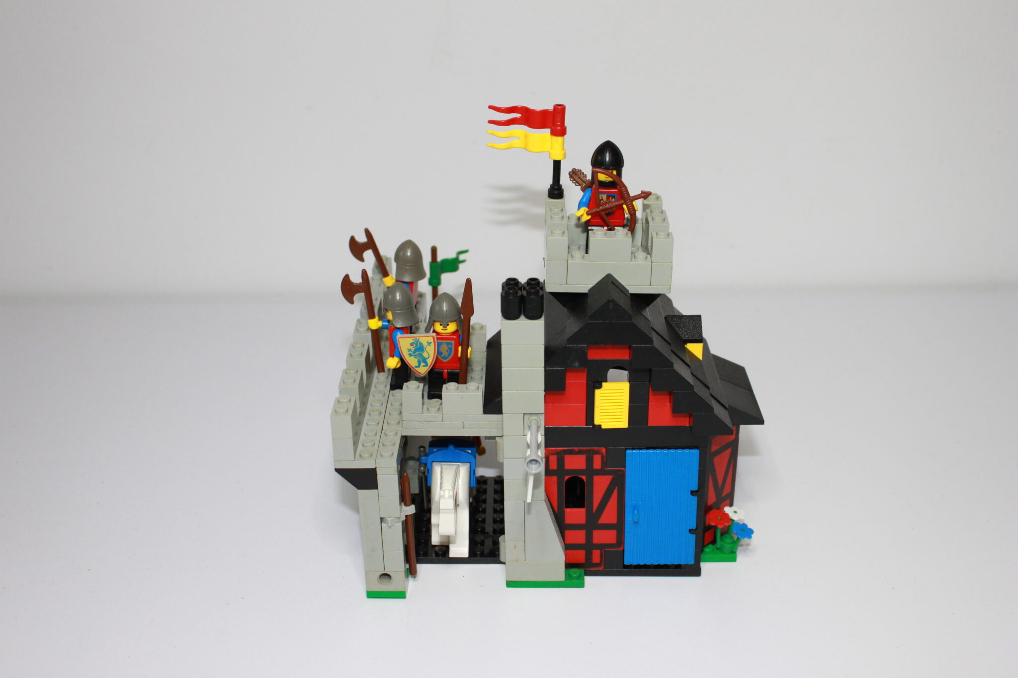 LEGO – 6067 Guarded Inn (1986) –