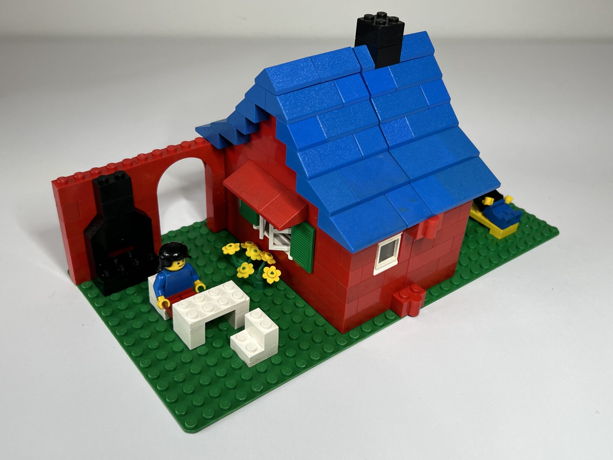 Lego house blue online roof